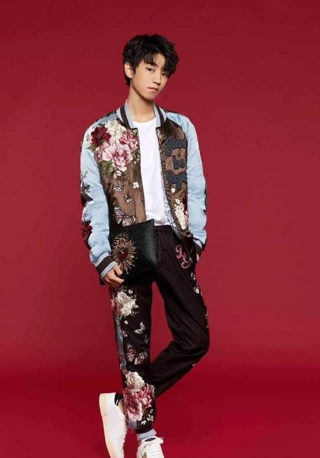 王俊凯喜提新代言,穿刺绣大衣配蝴蝶结,小凯绅