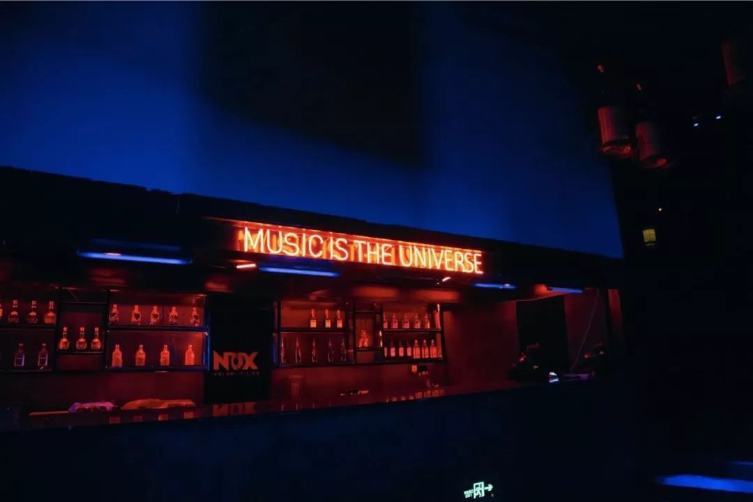 我喝到半醉，我蹦得干脆