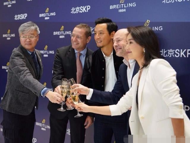 吴彦祖最新照片“M字秃”越发明显，网友表白：就算他秃了我也爱