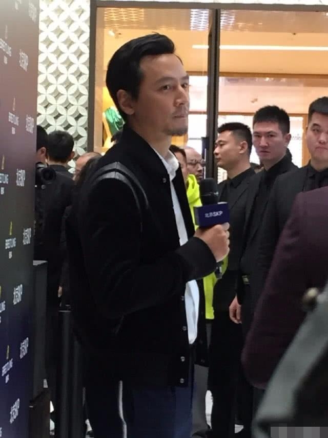 吴彦祖最新照片“M字秃”越发明显，网友表白：就算他秃了我也爱