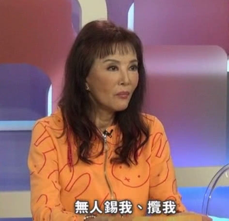 74岁香港才女白韵琴与小15岁老公牵手逛街，画面甜蜜温馨