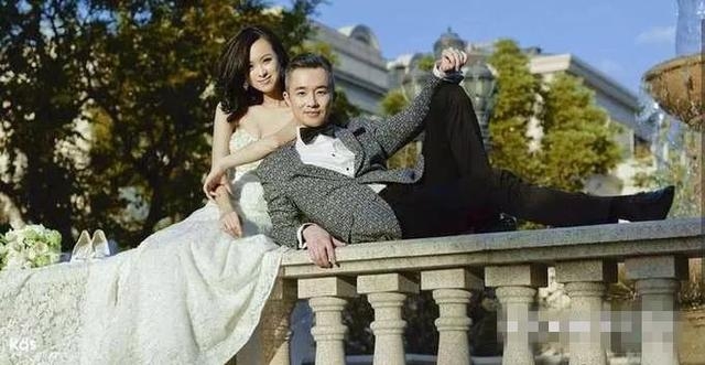 他是女婿代言人，因患病满头白发险轻生，小18岁娇妻不离不弃！