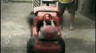 搞笑gif:这么年轻就开始玩特技了?这长大,还得了!