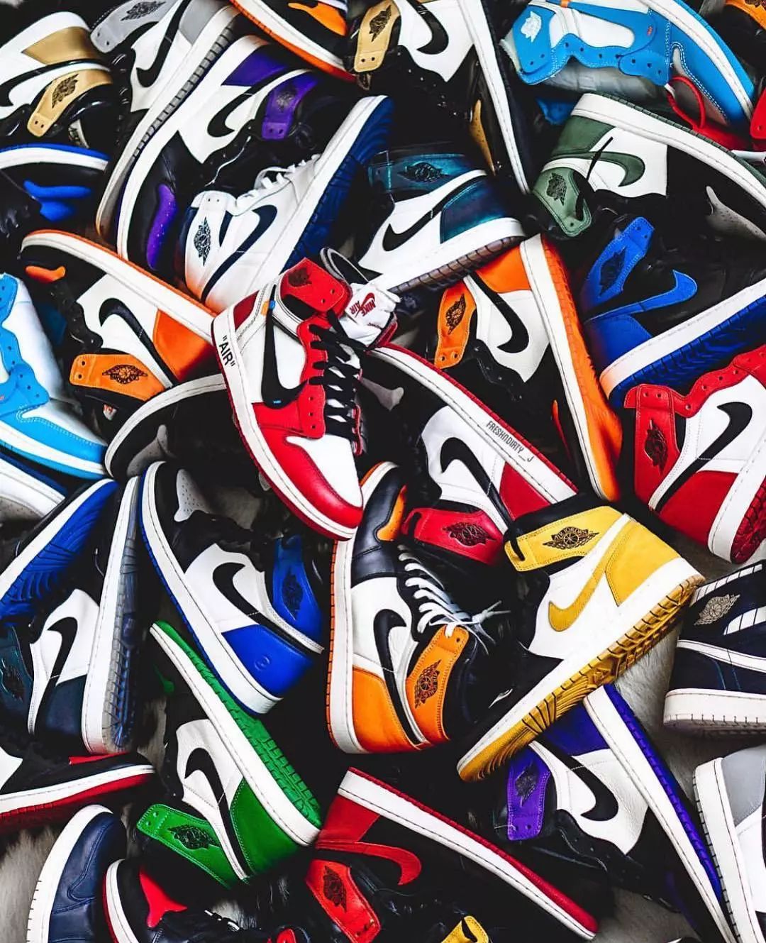 壁纸 | 听说近期发售AJ1均过万,原价买到的都是