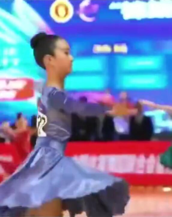 马伊琍文章陪女儿参加舞蹈比赛，网友：不愧是明星的娃，太瞩目！