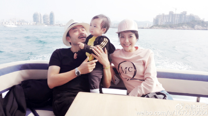 汪涵儿子小沐沐和妈妈郊游，杨乐乐的牛仔裤亮了！