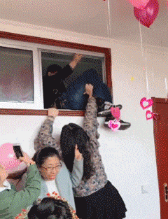 搞笑gif:这是少林七十二绝技中的金刚指吧!