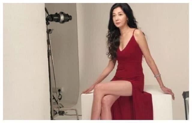小龙女吴卓林宣布已结婚，吴绮莉事先不知情，避答会否跟成龙交代