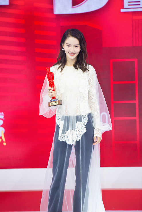 金晨蕾丝套装亮相风度盛典 浪漫别致展美帅魅力