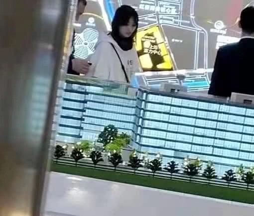 郑爽回归普通生活，带爸爸跟男友约会，江边骑车“翁婿”相处融洽