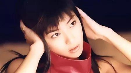 昔日歌坛一代小天后，因被爷爷虐待患抑郁症，如今40岁终于开个唱