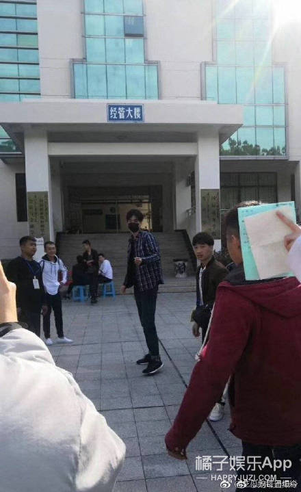 晚报|毛俊杰向海关工作人员道歉 金莎发文为胡歌澄清