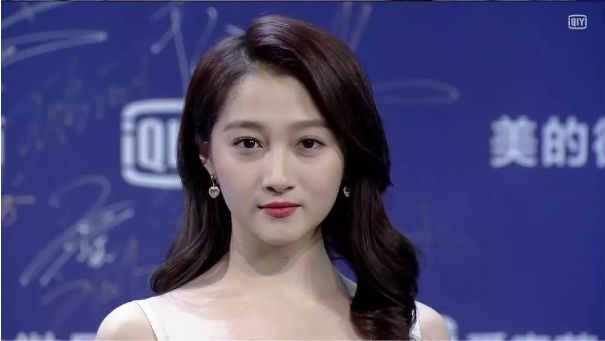 尖叫之夜明星难抗直播镜头，关晓彤疲态显老，吴谨言满脸油光！
