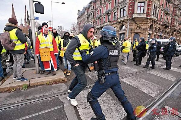 法国“黄背心”运动引暴乱