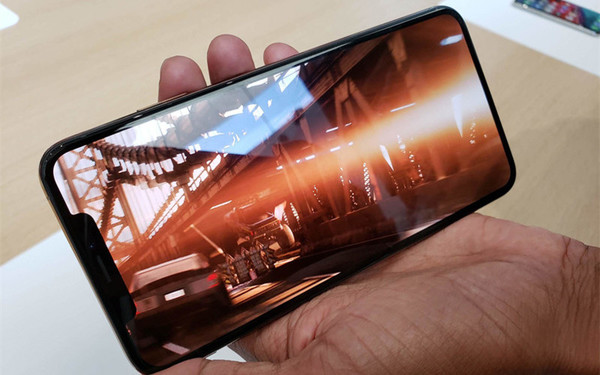 下面的预热海报有没有酷似iPhone Xs呢？