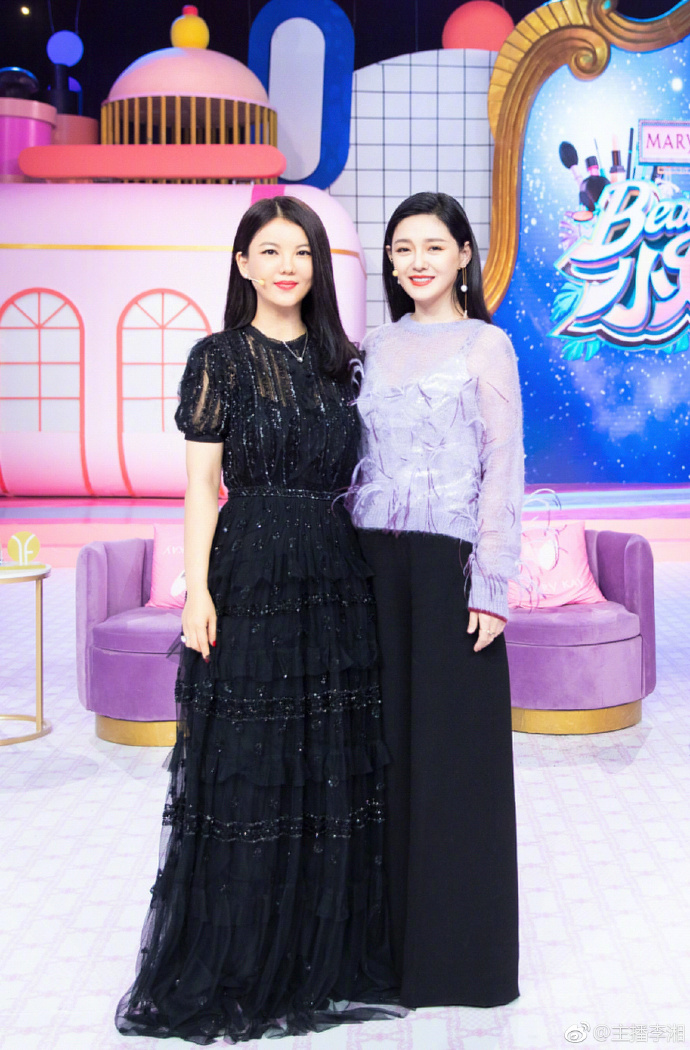 李湘大S罕见同框，修图后的两人整整年轻十岁，网友：大S的脸是凹的