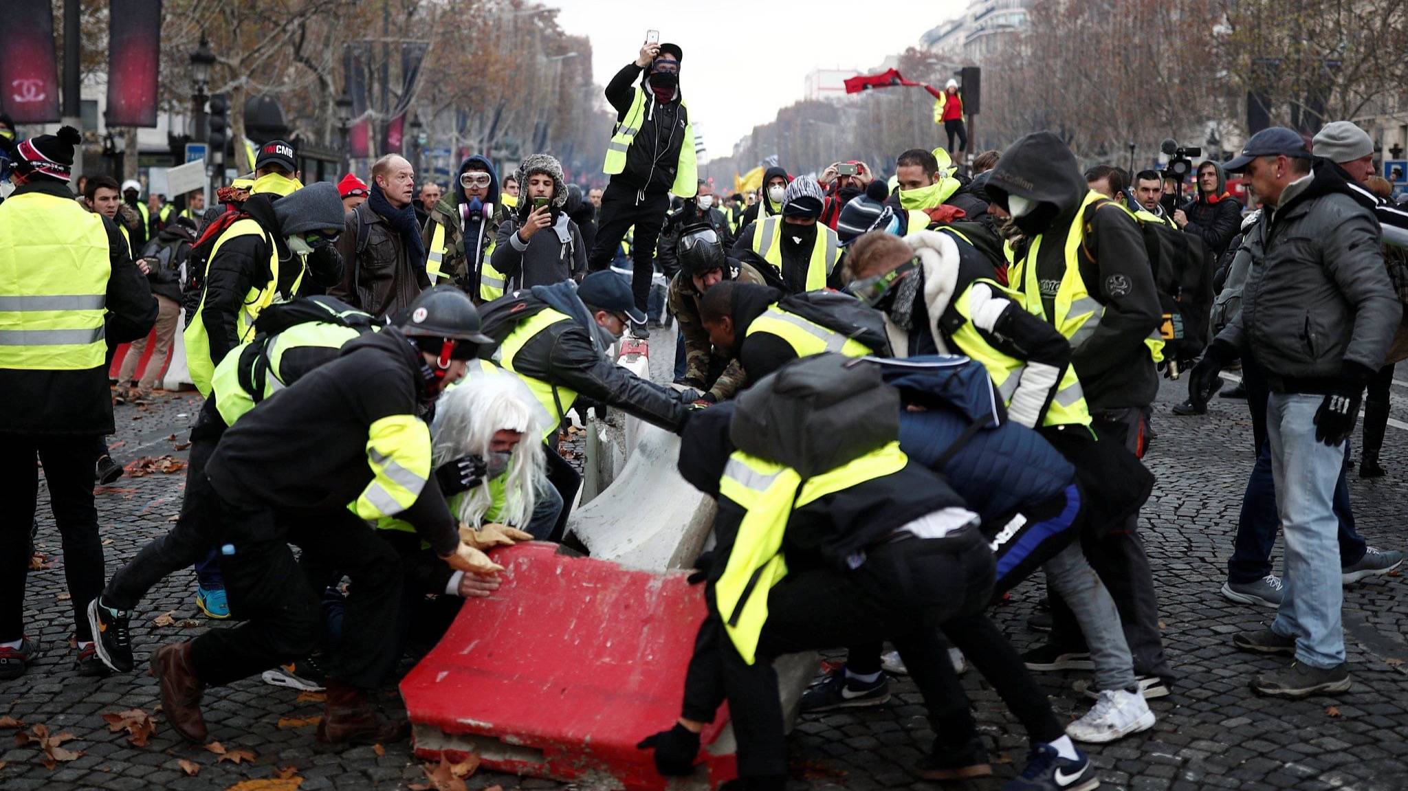 马克龙的“阶级失明”，让巴黎遭遇50年来最大骚乱