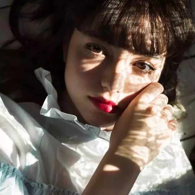 日本爆红的洛丽塔美少女，真人版混血芭比，靠漫画眼成新晋宅男女神！