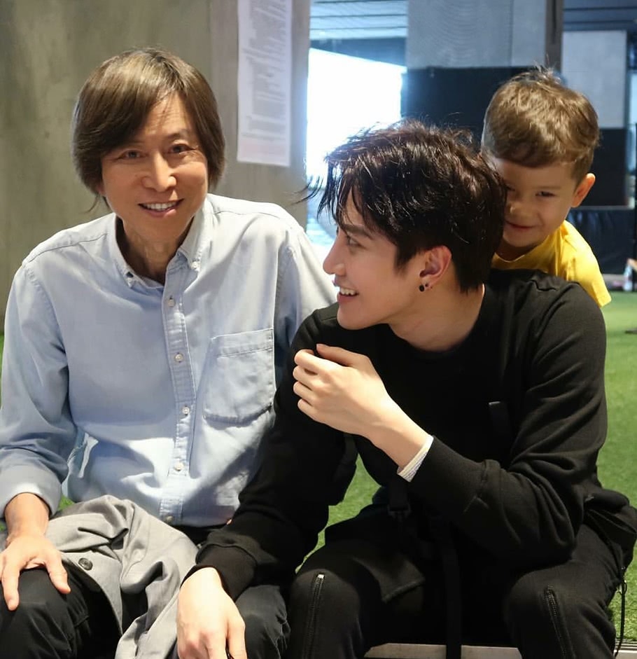 Mike晒与爸爸儿子同框照，祖孙三代都是高颜值！