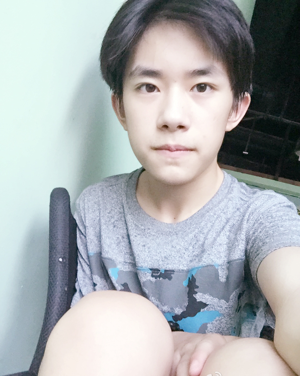 易烊千玺5年来的形象变化,身高颜值越长越帅,