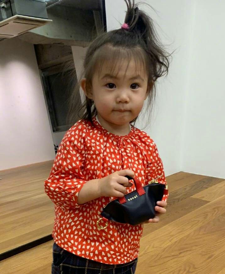 陈冠希和女儿嘟嘴卖萌，隔空示爱秦舒培，网友:甜！