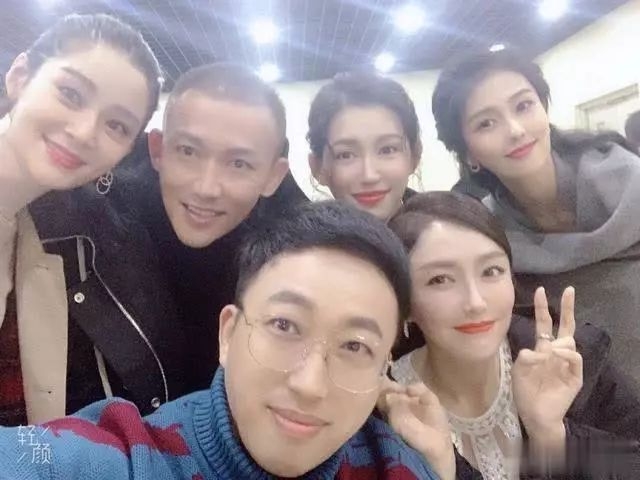被于正合影坑成网红脸的吴谨言，当天的脸视觉中国都挑不出错