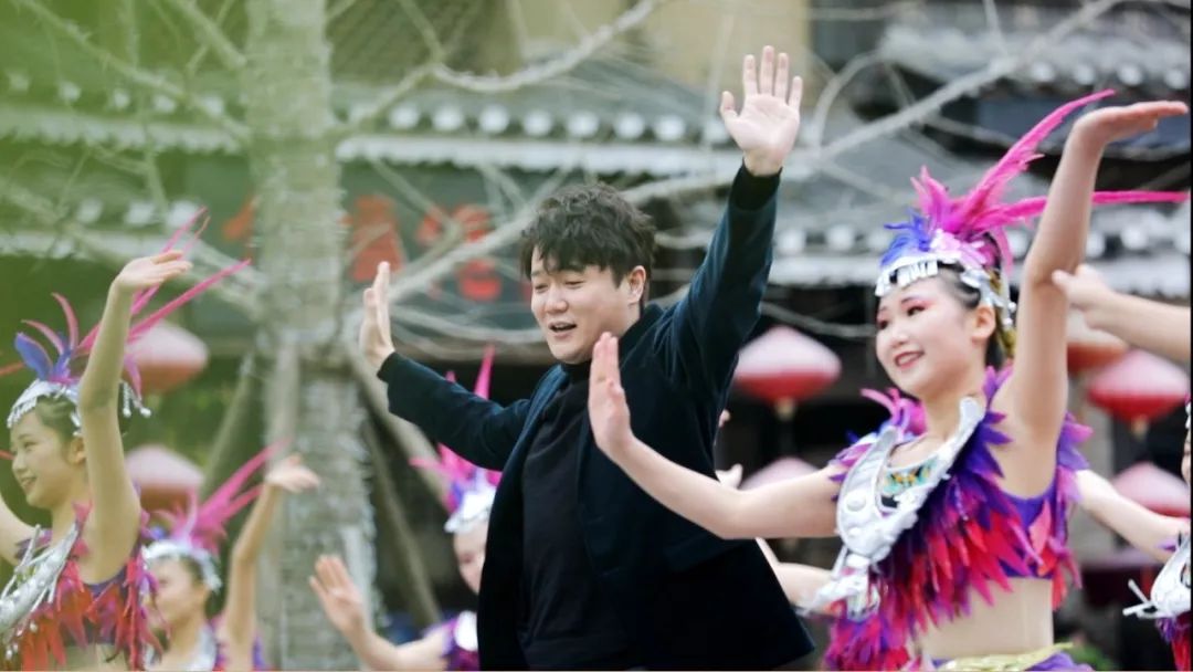 资讯 | 明星“镇长”如何执政？“老男孩”肖央丹寨挖宝