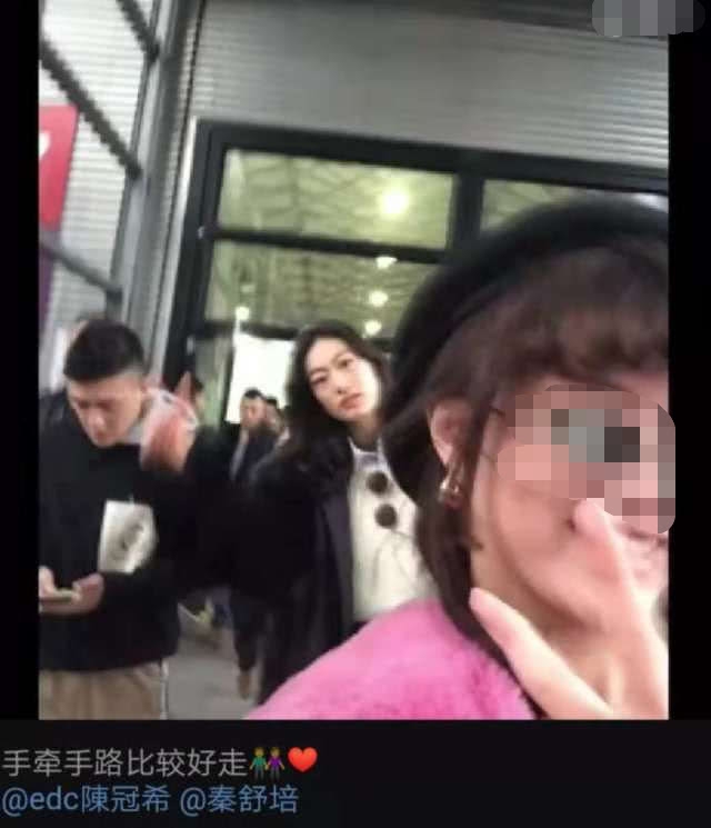 陈冠希无故卷入网红割腕风波，与秦舒培牵手露面力证情不变