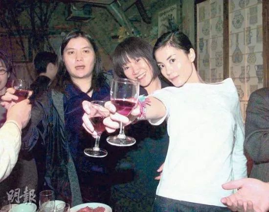 扯白||王菲的30年不变三人组，女人之间最牢固的友谊不就是一起干活一起挣钱么