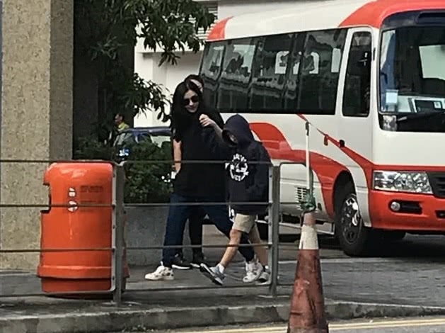 张柏芝紧握儿子小手送其上学，小儿子打扮酷帅，很像谢霆锋小时候