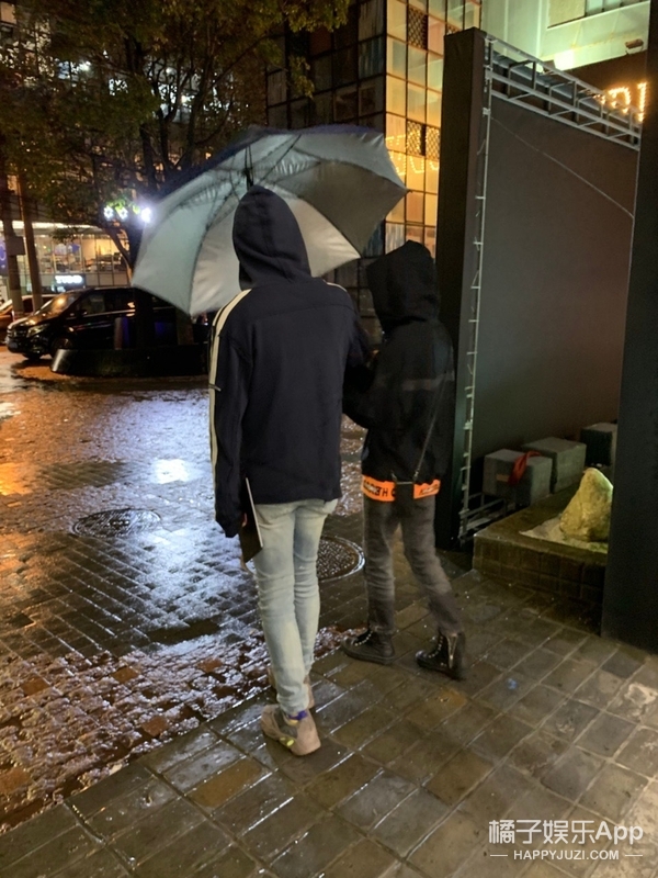 晚报|胡兵力挺胡歌疑似讽刺其他明星 张艺兴回应“被绑架”