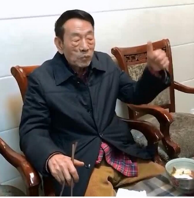 杨少华康复出院，与友人聚会大口吃肉，还不忘竖起大拇指称赞