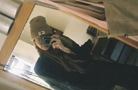 剪个头发就上热搜，蚂蚁腰、天鹅腿是标配，还有名品直角肩