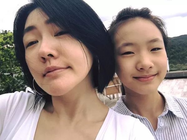 小S女儿新照靓过妈妈！这位明星因女儿被群嘲，想出国隐退