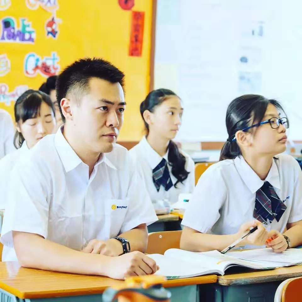 他是北大最年轻校董，资产百亿仍挤地铁，父亲称女星收割机