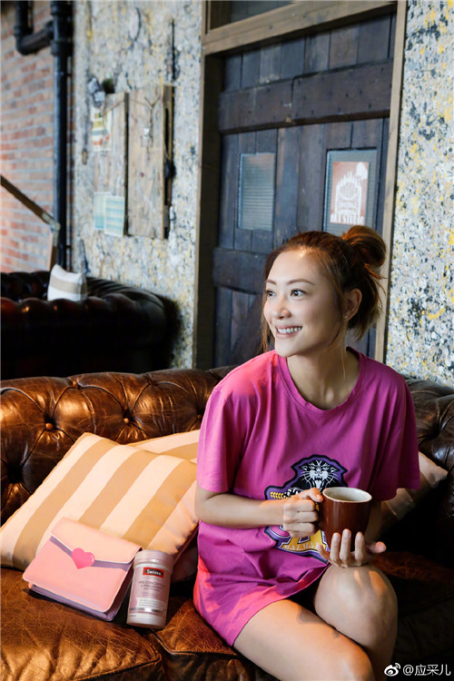 应采儿晒美照，沙发上一盒药似乎暴露了什么