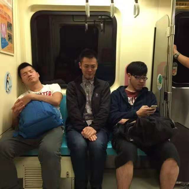 他是北大最年轻校董，资产百亿仍挤地铁，父亲称女星收割机