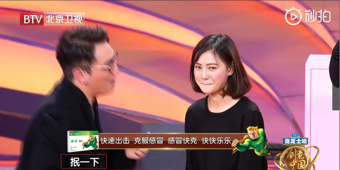 华少给女儿涂口红，除了长胖，网友发现他的头发越来越少了！