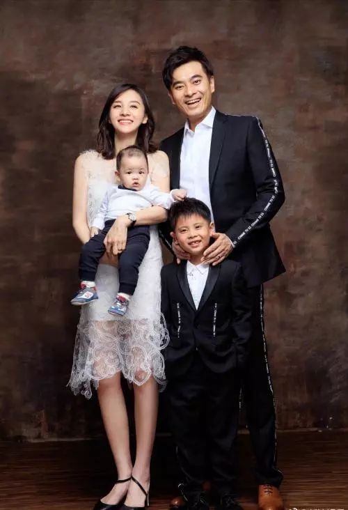 又挖出一宝藏女孩，相识15天就订婚，还和薛之谦胡彦斌爱过