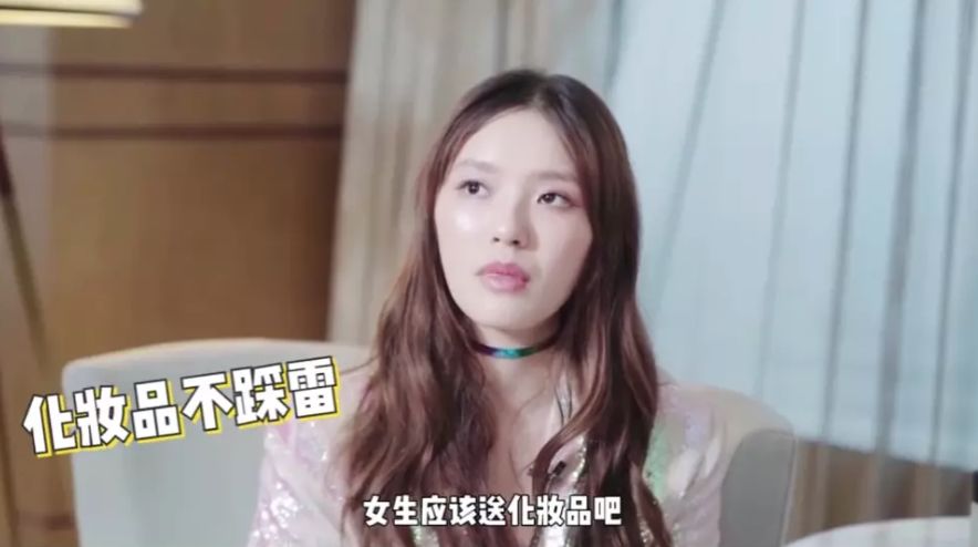 林允的牙套脸又严重了！这次直接变成五边形…