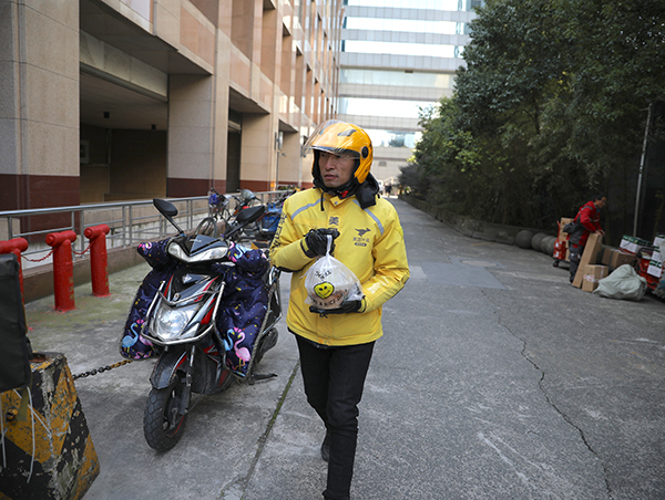 上海“步兵外卖员”：有人日行3万步，有人一口气爬26楼
