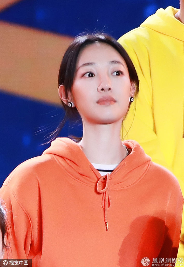 脱贫攻坚战星光行动启动仪式 白百何清新亮相与众星合影