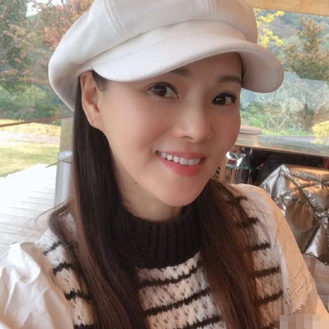 伊能静素颜不让拍,发现后忙遮镜头,背后原因不是怕面对衰老