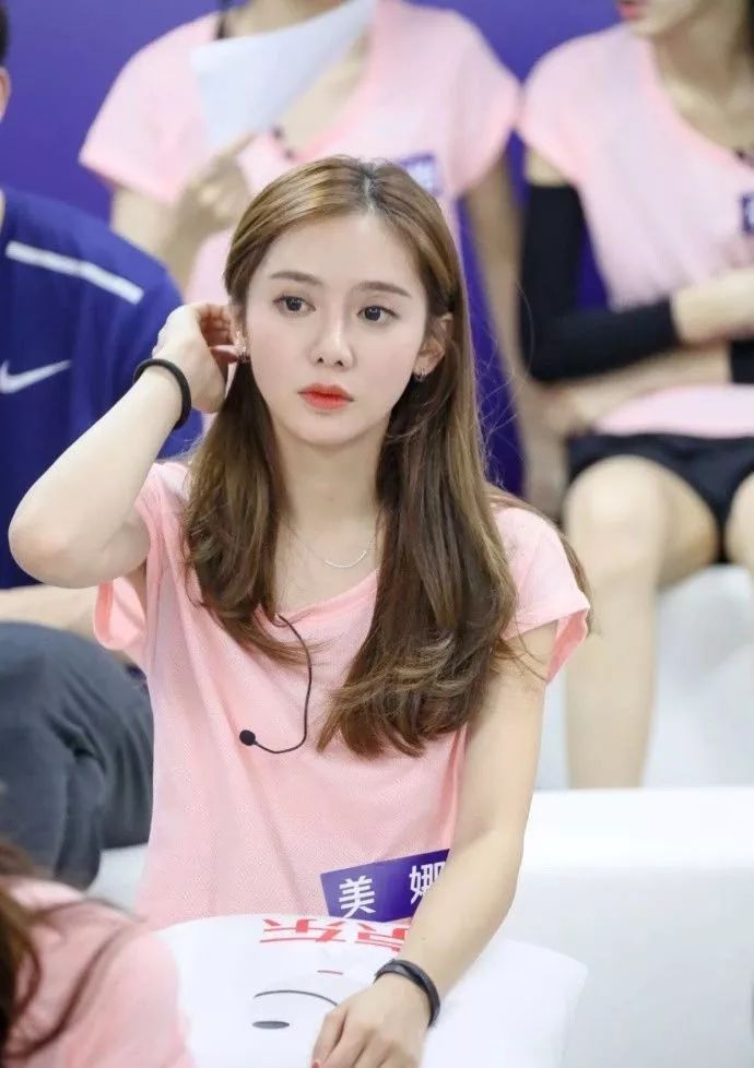 绝美混血颜少女竟因太美遭群攻！然而她从脸到胸到腿都是整出来的…