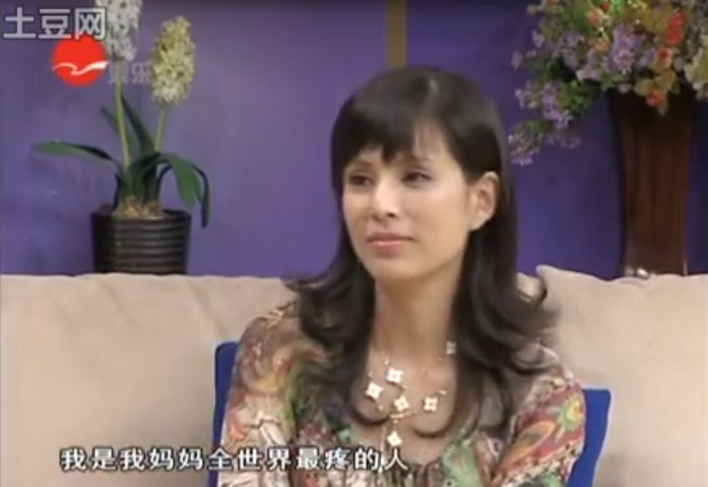 与大20岁离异富商相恋10年被抛弃，为此抑郁到自杀，能不能长点心？