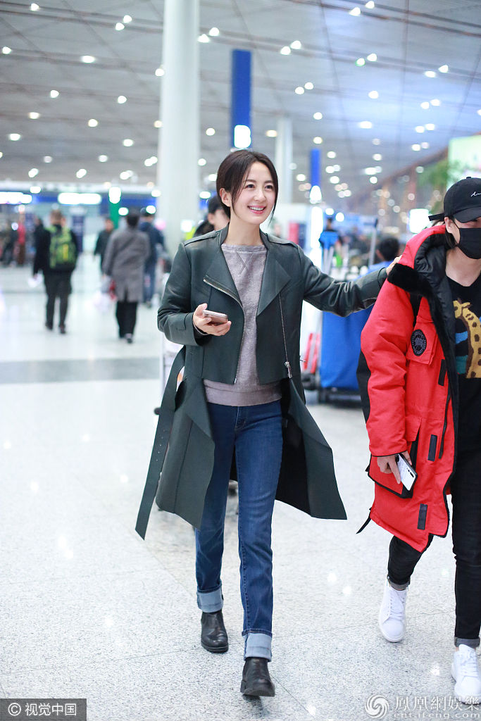 杨童舒保暖装扮“养生式“走机场  坐行李箱语聊秀出大长腿