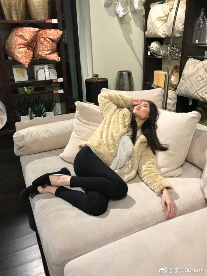 李小鹏儿子才2岁啊,站姿比奥莉还撩人,网友:深得李安琪大长腿的真传!