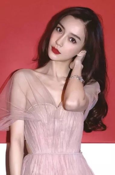 关晓彤北京大妞造型获封“出道最佳”，最新一波小花美照你pick谁