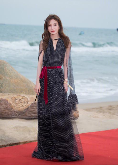 杨幂最近的红毯怎么了,就没穿过一件好看的衣服