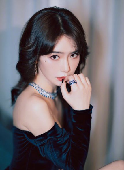 零下9度穿吊带裙的宋祖儿被夸碾压全场大小花，这妈妈桑发型认真的？